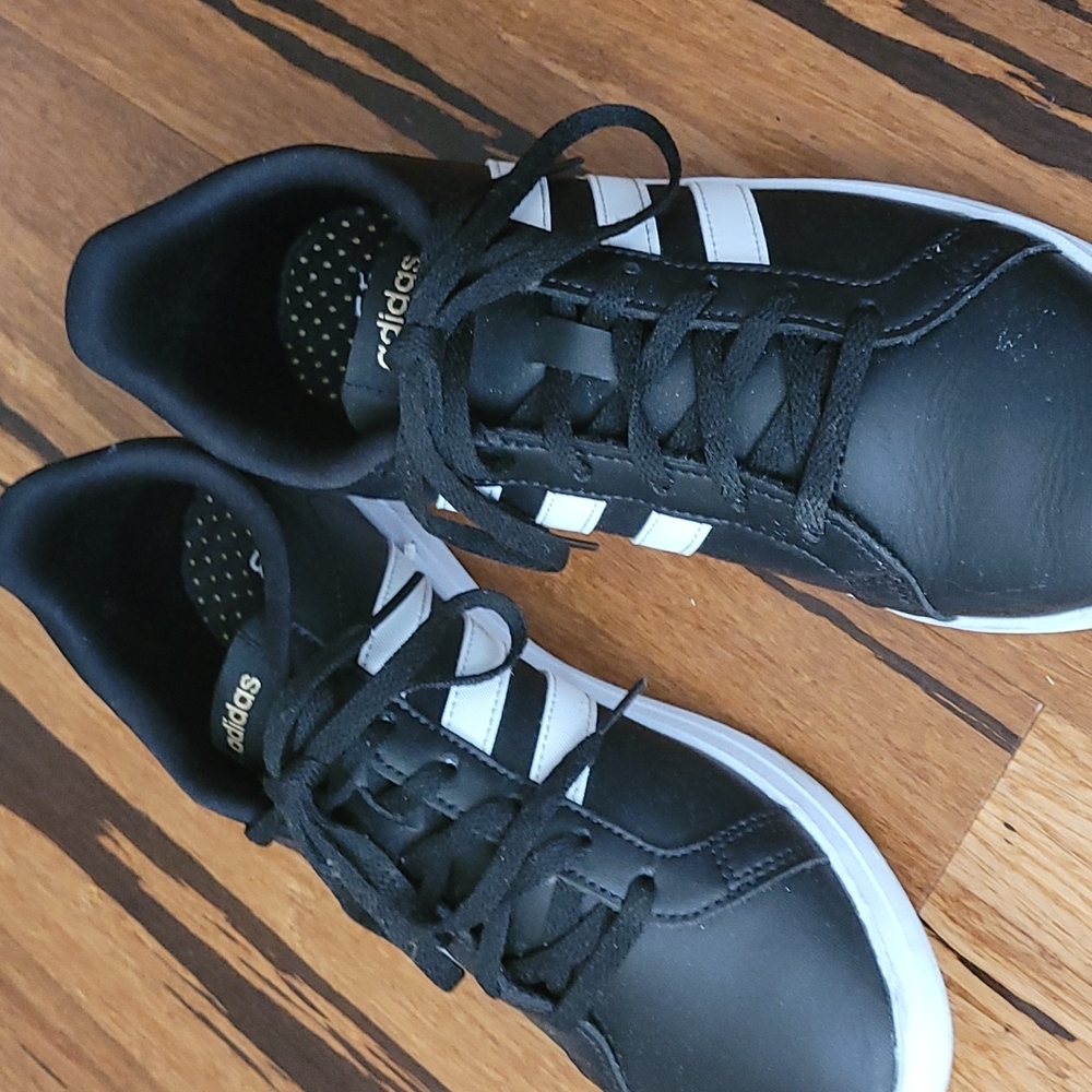 Courtpoint Adidas, Black and white classic, nearly new! - Picture 2 of 7